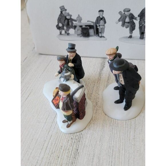 Dept 56 55549 Oliver Twist Heritage Village Collection accessory xmas set - Picture 6 of 12